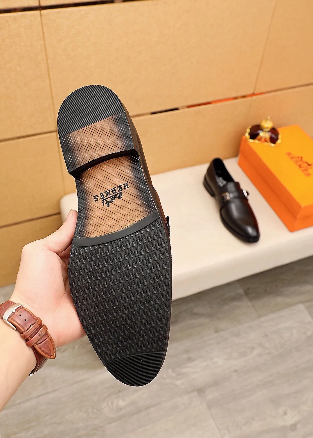 Men's shoes 💰480 💐 Product trademark: HERMES "Hermès" casual leather shoes Regular size: 38-44 (45🉑️customized) Product materials: Selected imported first-layer calfskin upper + classic hardware buckle, imported water-dyed 🐂 cowhide lining. Strong three-dimensional visual effect, non-slip and wear-resistant combination outsole Color: 2⃣️colors available